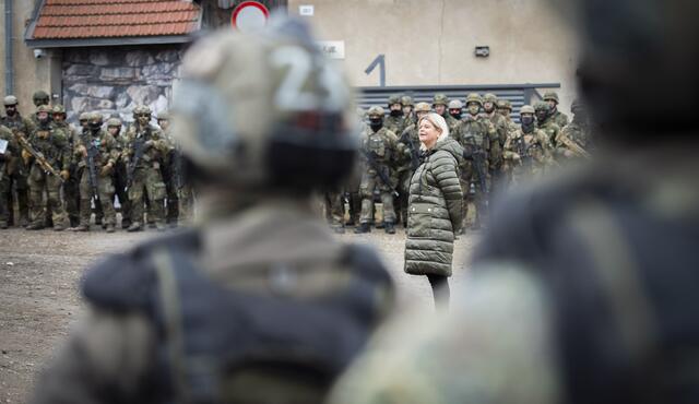 Klaudia Tanner (ÖVP) gab im Ö1-Morgenjournal an, dass bis 2028 feststehen wird, welche Langstreckenraketenabwehrsysteme in Österreich angeschafft werden sollen.  | Foto: Bundesheer/Carina KARLOVITS