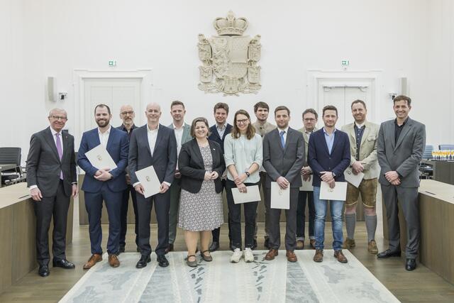 Zehn Ziviltechniker und eine Ziviltechnikerin wurden am 11. März 2025 im Chiemseehof von Landeshauptmann Wilfried Haslauer vereidigt. | Foto: Land Salzburg/Neumayr/Christian Leopold