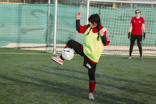 Volle Konzentration beim Training. Ab Ende März will Pitterka vier Mal pro Woche ein Training anbieten - trainiert wird am SSK-Platz in Gnigl, seit vergangenen Oktober die Heimat des Vereins. | Foto: One Ball for all / Jasmin Walter
