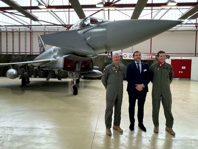 Gerfried Promberger, Jorge Tamarit-Degenhardt mit Zeltweg-Kommandant Roland Miedler. | Foto: Eurofighter