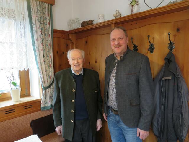 Franz Feuchtenhofer (l.) ist 90. | Foto: Gemeinde Kirchberg am Wechsel