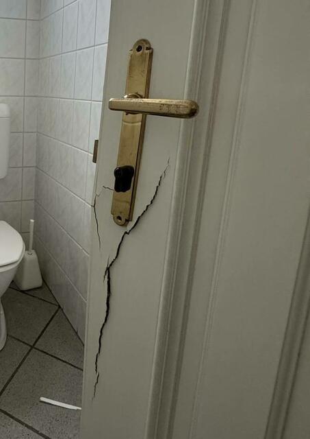 Mit roher Gewalt wurden Türen einfach aufgebrochen.  | Foto: Wolf