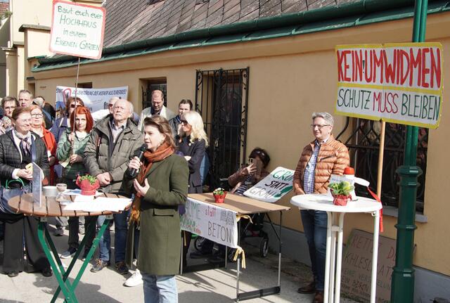 Im Hintergrund Dieter Feiertag, der die Petition gestartet hat. | Foto: Erich Honsal