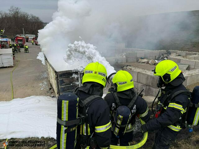 Die Einsatzkräfte im koordinierten Löscheinsatz – Teamarbeit verhindert Schlimmeres. | Foto: FF Hollabrunn