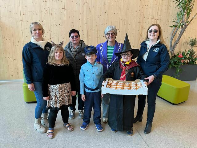 Strahlende Kinder bei der Faschingsfeier mit ihren Gratis-Krapfen. | Foto: Kiwanis