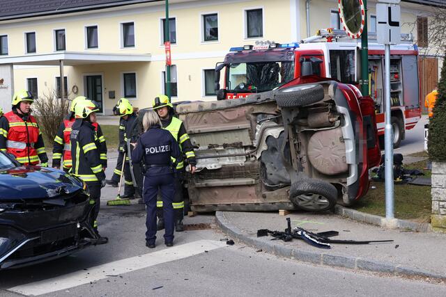 Unfall in Roitham: Zwei Pkw waren bei einer Kreuzung kollidiert.