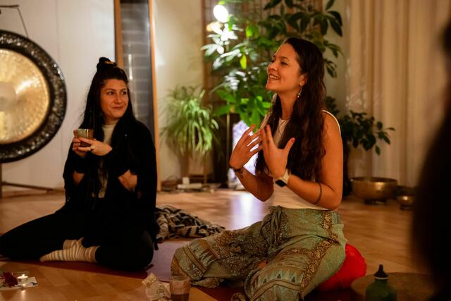 Grace (rechts) hilft den Frauen innere Blockaden zu lösen. | Foto: Fanny Hirling