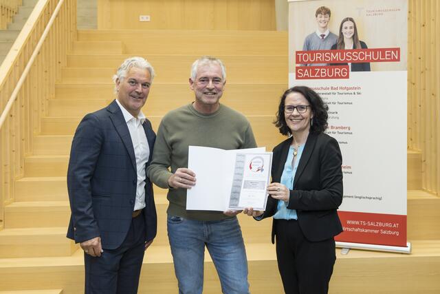 Landesrätin Daniela Gutschi mit Robert Tschaut (Fachinspektor für Bewegungserziehung und Sport der Bildungsdirektion Salzburg) mit Stefan Velgitscher vom Werkschulheim Felbertal. | Foto: Land Salzburg/Neumayr/Leopold