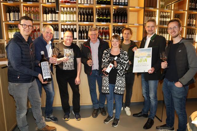Die Winzerschaft, Andreas Sormann (3. v. l.) als Vertreter von Jufa und Bürgermeister Martin Weber (2. v. r.) laden ein.  | Foto: Schleich 