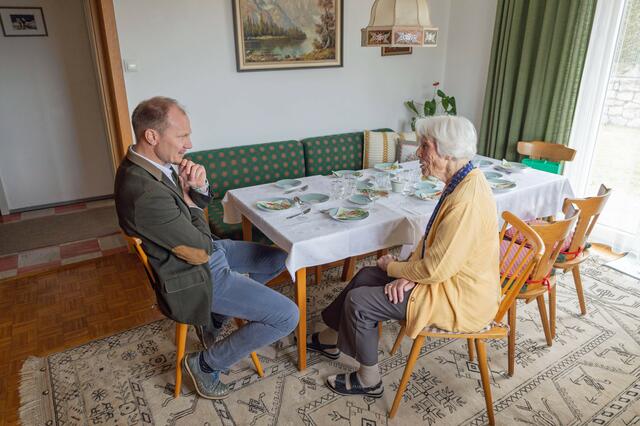 Aloisia Pöll erzählte Bürgermeister Johannes Anzengruber aus ihrem Leben. | Foto: IKM/Bär