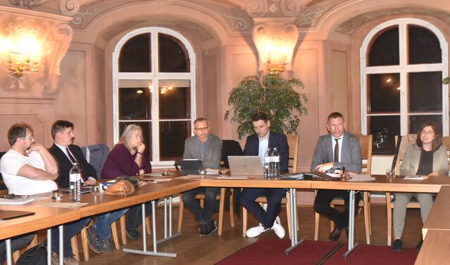 Die Diskussion um die Baugrundstücke in Unternalb sorgte für reges Interesse. | Foto: Herbert Schleich