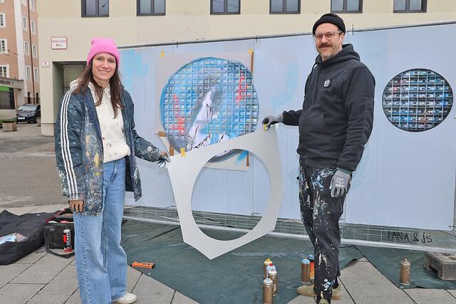 Kunst im öffentlichen Raum. Im Bild: Das Künstlerpaar Jana und JS | Foto: Uwe Brandl