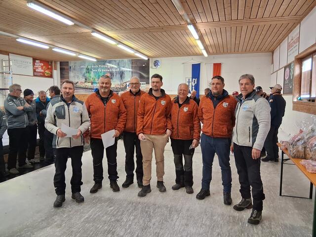 Rang 6: ESV Erpfendorf; Stefan Ehleben, Anton Inwinkl, Johann Resinger, Otto Mols, Wolfgang Loidl; mit den Gratulanten l. Stefan Seibl und r. Wolfgang Schneider. | Foto: Lea Kogler, Brigitte Müller
