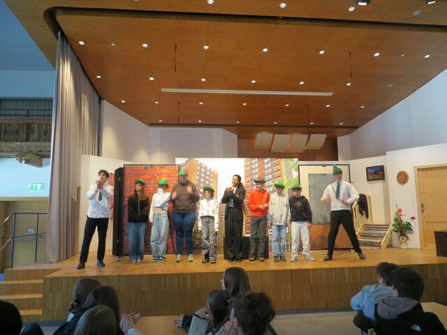Schüler wurden ins Theaterstück mit eingebunden. | Foto: Ursula Scheiber, PTS Ötztal