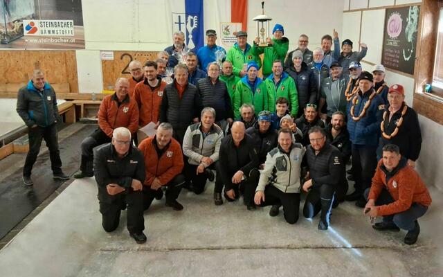 Mit dem Pokalpreiseisschießen 2025 ist die Sportsaison der Schwergewichtseisschützen beendet.
Der nächste Veranstalter, EC Oberndorf, nimmt den Pokal mit und ist im nächsten Jahr zum Saisonabschluss der Ausrichter. | Foto: Lea Kogler, Brigitte Müller