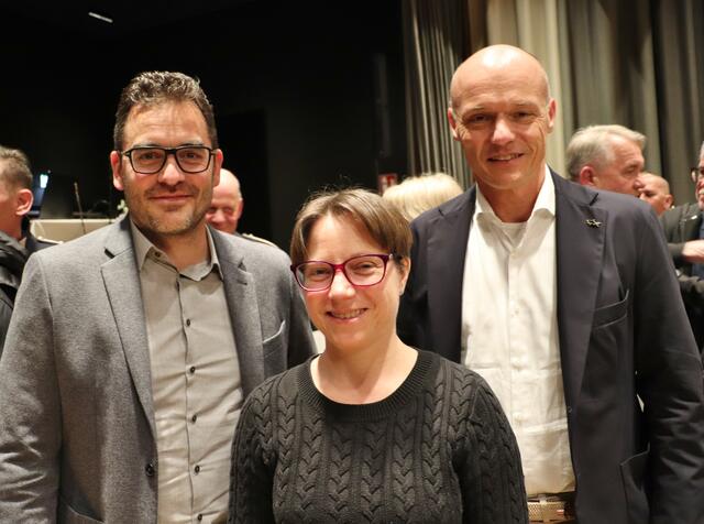GR Leo Götz, Irene Freiberger und Thomas Sulzer informierten über Energiegemeinschaften, Neuerungen bei der Mülltrennung und über den geplanten Glasfaserausbau von Magenta in Kalsdorf.  | Foto: Edith Ertl