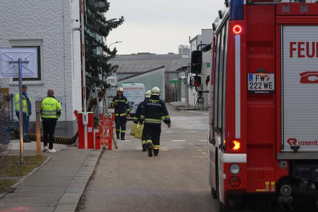 Die Feuerwehr musste ins Welser Industriegebiet im Stadtteil Pernau ausrücken, um Gefahrstoff bei einem Chemieunternehmen zu binden. | Foto: laumat.at