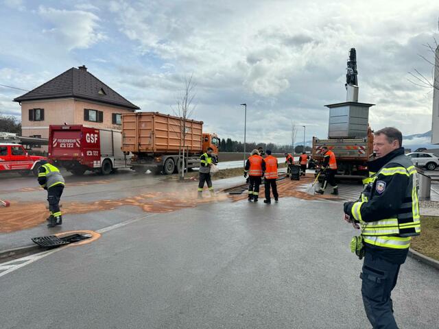 Mehrere Feuerwehren waren im Einsatz. | Foto: Berufsfeuerwehr Klagenfurt am Wörthersee
