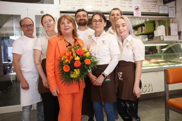 Titelfoto Gänserndorf: Während die Sonne vom Himmel lacht, geht es im Eissalon Fausti jetzt erst recht frostig zu – und das schon seit 39 Jahren. Der Eissalon hat mit Inhaberin Katarina Fausti wieder geöffnet. | Foto: Raimund Mold