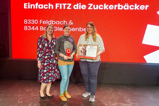 Die drei strahlende Siegerinnen holten für "Einfach Fitz - Die Zuckerbäcker" den Regionalitätspreis in die Oststeiermark.  | Foto: RegionalMedien