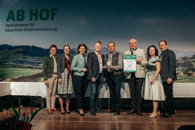 Familie Lackner freut sich über ihre ausgezeichneten Produkte und den Bundessieg. | Foto: Mike Raab