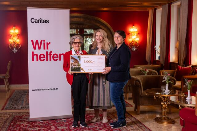 Gisela Holleis, Gastgeberin des Hotels Salzburgerhof und Melanie Scheffenacker, Hoteldirektorin übergeben den Spendenscheck an Silvia Kroisleitner, Leiterin des Caritaszentrums Zell am See | Foto: Salzburgerhof