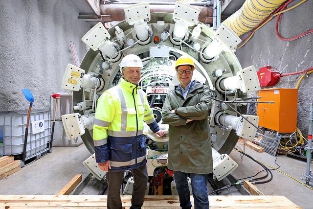 Die ersten Teile der Tunnelbohrmaschine für den Bau des Wiental-Kanals sind da. Wien Kanal-Direktor Andreas Ilmer (li.) und Klimastadtrat Jürgen Czernohorzky (SPÖ) haben sich die Maschine vor Ort angesehen. | Foto: Wien Kanal/Manu Grafenauer