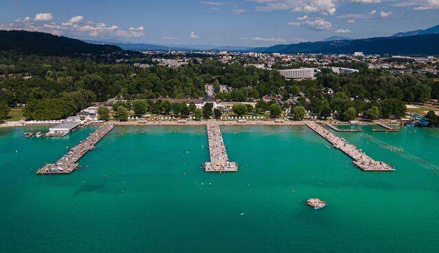 Das Strandbad Klagenfurt in der Ostbucht der Wörthersees ist eines der größten Binnenseebäder Europas. Das Bad wird wie die Bäder Maria Loretto und Maiernigg von den Stadtwerken Klagenfurt betrieben. | Foto: Helge Bauer