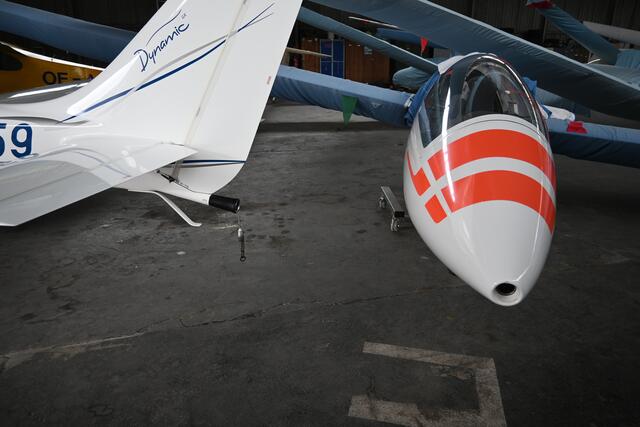 Links hängt das Seil des motorbetriebenen Flugzeugs. In diesem Fall wird das Seil direkt an der Spitze des Segelfliegers festgemacht. | Foto: Königer