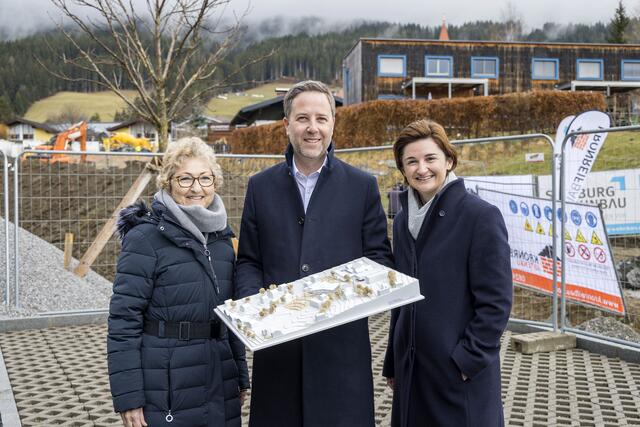 v.l.:Bürgermeisterin Katharina Prommegger, Salzburg Wohnbau-Geschäftsführer Thomas Maierhofer und Landeshauptmann-Stellvertreterin Marlene Svazek | Foto: Neumayr