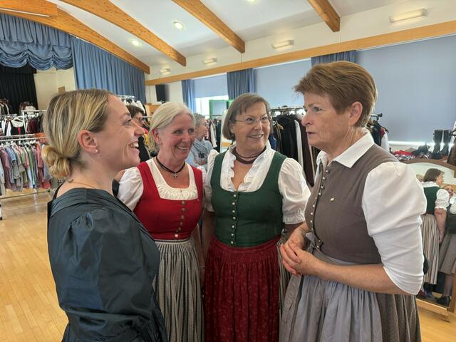 Auch Goldhauben-Landesobfrau Martina Pühringer besuchte den Raritätenflohmarkt der Goldhaubenfrauen des Bezirkes Eferding. 
Eva Ammer probierte gerade eine Goldhaubentracht.
links: Eva Ammer, Bezirksgoldhaubenobfrau Anita Eschlböck und rechts Martina Pühringer | Foto: privat/