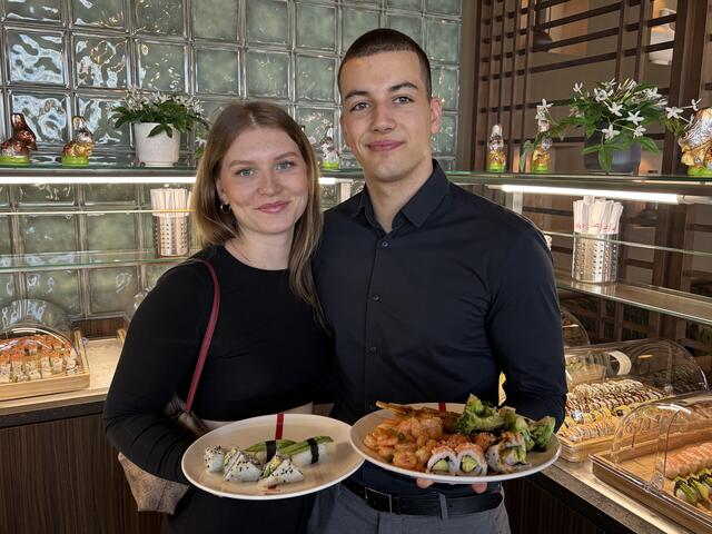 All you can eat: Die ersten Gäste zeigten sich begeistert von der reichlichen Auswahl am Buffet. | Foto: Waltraud Fischer
