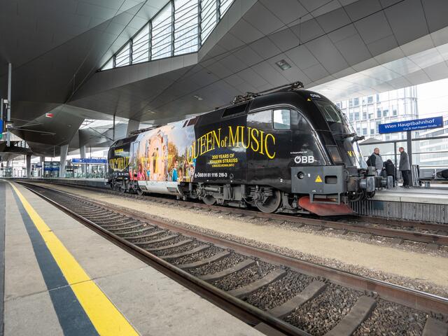 Ab sofort ist eine Johann Strauss-Lokomotive als Botschafterin für den Wiener Tourismus unterwegs. | Foto: Valentina Marinelić/MeinBezirk