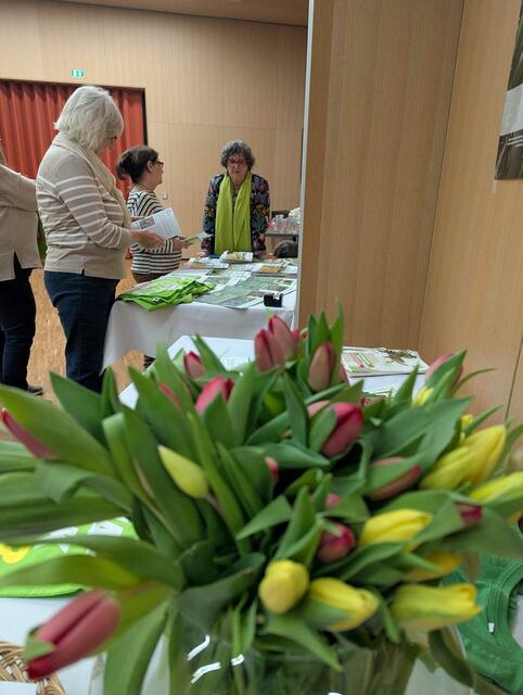 Jede Frau erhielt bei der Veranstaltung zum Weltfrauentag eine Tulpe aus Österreich. | Foto: Christine Gruber
