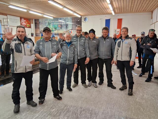 Rang 3: EV St. Ulrich, Richard Mitterer, Rudi Mitterer, Wast Nothegger, Klaus Reiter, Franz Noichl jun., mit den Organisatoren; l Stefan Seibl, r. Wolfgang Schneider. | Foto: Lea Kogler, Brigitte Müller