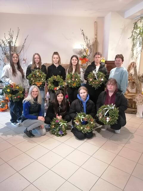 Joana Weghuber, Ylvi Himmelmaier, Sabrina Ressi, Michelle Schleritzko, Selina Ableidinger und Daniela Groß (stehend) mit Andrea Tüchler, Carina Schleritzko, Marina Liepold und Stefanie Hrovat (knieend, jeweils v.l.) | Foto: PTS Waidhofen/Thaya