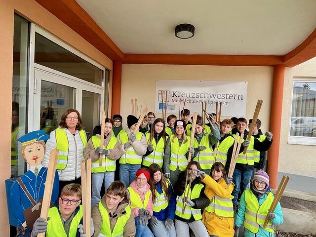 Gut gerüstet geht es zum Sammeln.  | Foto: Heinz Sattmann 