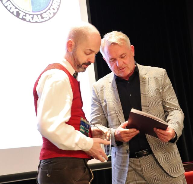 Bgm. Manfred Komericky zeichnete Christian Bressnig mit einer Ehrenurkunde aus.  | Foto: Edith Ertl