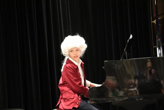 Herrand Melzer als Mozart am Klavier.  | Foto: Edith Ertl
