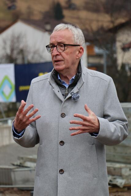 Bürgermeister Herbert Mayer sieht die Bedeutung dieses Projekts. | Foto: Celina Leitner