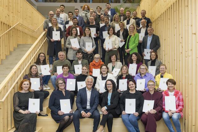52 Schulsportgütesiegel wurden von Landesrätin Daniela Gutschi verliehen. 26 Bildungseinrichtungen erhielten Gold, 14 Schulen Silber und zwölf Bronze. 53 Prozent aller Schulen im Bundesland tragen mittlerweile die beliebte Auszeichnung. Im österreichweiten Vergleich liegt Salzburg damit mit großem Abstand auf Platz eins. | Foto: Land Salzburg/Neumayr/Leopold