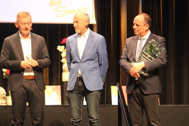 Das zweite Sportherz 2024 ging an Harry Pankesegger (m.). Er war 20 Jahre für die sportlichen Agenden der Stadt Gleisdorf verantwortlich. | Foto: MeinBezirk/Hofmüller