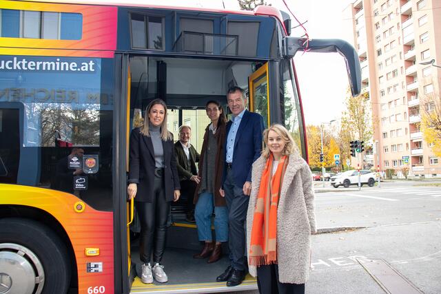 Der "Tour"-Bus bietet den Bürgerinnen und Bürgern eine Möglichkeit, direkt mit den Vertreterinnen und Vertretern der Politik zu sprechen.  | Foto: IKM/D. Jäger