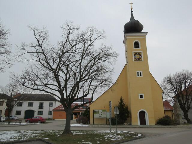 Gegenüber der Gedersdorfer Kirche findet der Bäuerinnen-Markt statt. | Foto: Gemeinde Gedersdorf