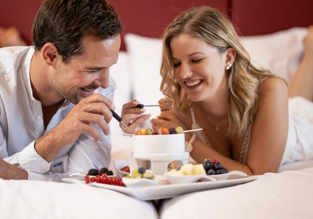 Die wohltuende Wärme des gesunden Thermalwassers auf der Haut, Entspannung pur in exklusiven XXL-Zirbenbetten und ein köstliches Abendessen in heimeliger Atmosphäre – im wunderschönen Vier-Sterne-Hotel PuchasPLUS wird jeder Tag zu einem unvergesslichen Urlaubserlebnis, und das zu absoluten Schnäppchenpreisen 