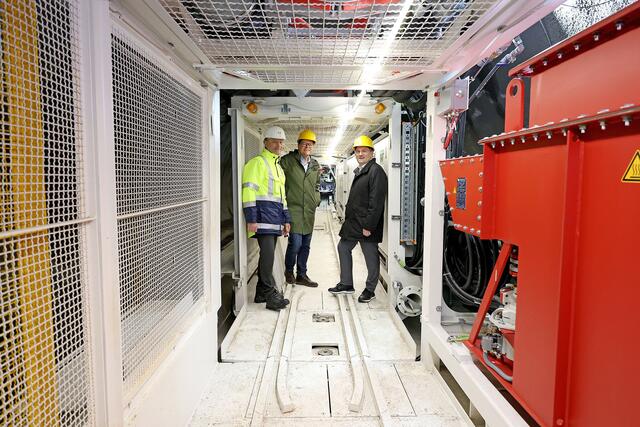 Die Startröhre hat eine Länge von 140 Metern. Wien Kanal-Direktor Andreas Ilmer (li.), Klimastadtrat Jürgen Czernohorzky (SPÖ)(mi.) und Meidlinger Bezirksvorsteher Wilfried Zankl (SPÖ). | Foto: Wien Kanal/Manu Grafenauer