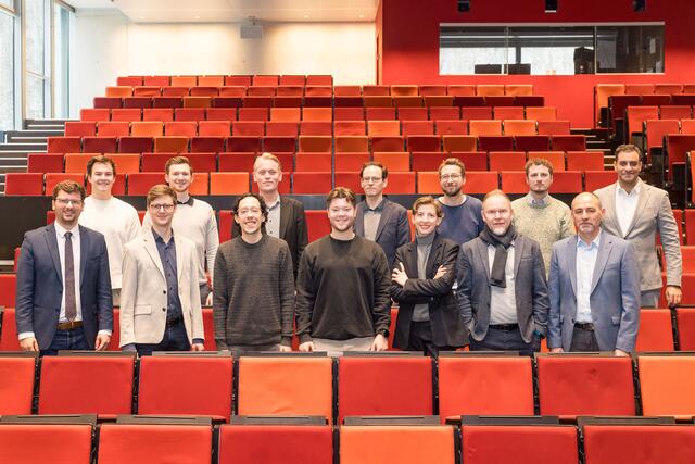 Das Projektteam von TGuard: untere Reihe (v.l.): Clemens Havas (FH Salzburg), Michael Zinkanell (AIES), Pablo Melendez  Abarca (FH Salzburg), Jonas Buggisch (FH Salzburg), Julia Krickl (ÖIAT), Stefan Suhrer (neke-neke GmbH), Michael Kugler (Bundeskanzleramt)
obere Reihe (v.l.): Francesco Lanthaler (FH Salzburg), Jonas Kubesch (FH Salzburg), Nick Nieschalke (AIES), Markus Tatzgern (FH Salzburg), Patrick Gratzer (ÖIAT), Alexander Schindler (AIT), Michael Suker (BMLV) | Foto: FH Salzburg/wildbild