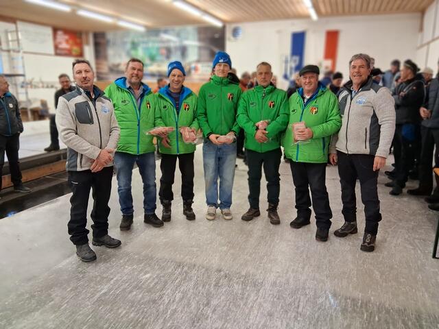 Rang 1 EC Oberndorf, vl. Georg Schmid, Manfred Hörl, Lorenz Hofer, Alex Singer und Alois Adelsberger, mit den Organisatoren l. Stefan Seibl und r. Wolfgang Schneider.  | Foto: Lea Kogler, Brigitte Müller