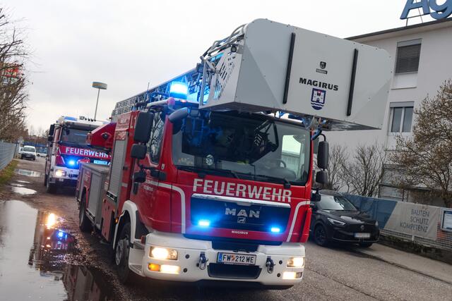Die Feuerwehr musste ins Welser Industriegebiet im Stadtteil Pernau ausrücken, um Gefahrstoff bei einem Chemieunternehmen zu binden. | Foto: laumat.at