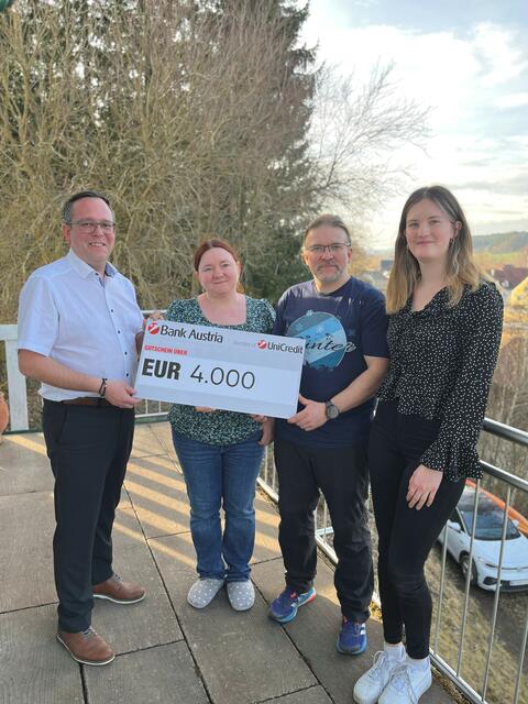  Bernhard Strohmeier (Geschäftsführer Sole Felsen Welt), Familie Haas und Lena Weber (Assistenz Marketing Sole Felsen Welt) bei der Spendenübergabe. | Foto: Sole Felsen Welt